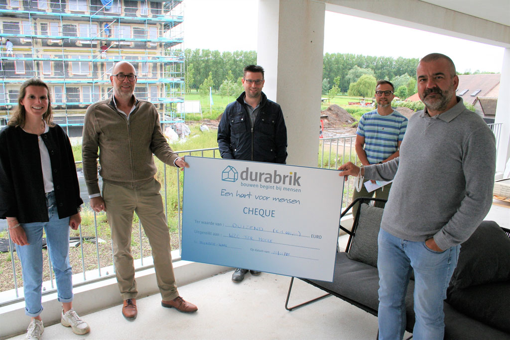 Lara Vandecappelle (Durabrik), Marc Andries (Durabrik), Robby De Caluwé (burgemeester Moerbeke-Waas), Bart D'hanis (WZC Ter Moere) en Stefan Walgraeve, voorzitter Sakura
