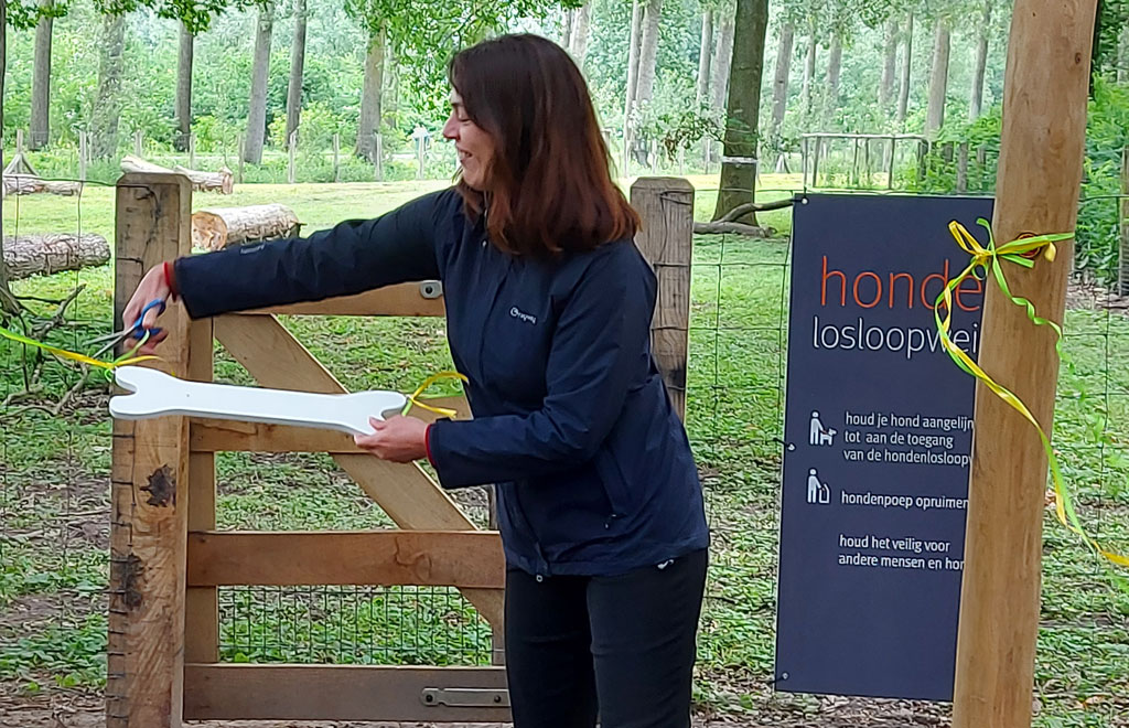 Gedeputeerde An Vervliet opent de hondenlosloopweide en hondenzwemzone.