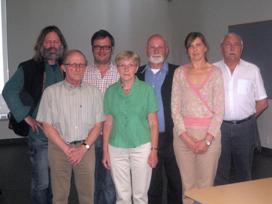 groeps met Andreas Vanpoucke en vertegenwoordigers van de gemeente, heemkundige kring De Kluize en de cultuurraad.